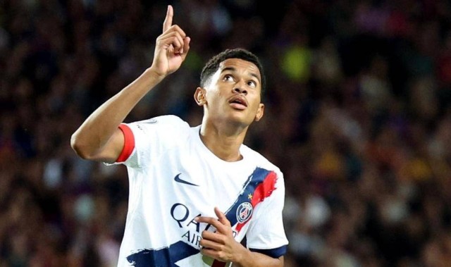 第90分钟绝杀！巴萨轰然倒下，弗里克气炸了，残阵巴黎征服客场