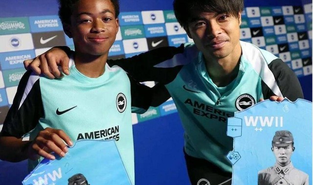 英超日本国脚与战犯照片合影，其俱乐部比赛在中国照常直播引球迷不满，咪咕客服回应