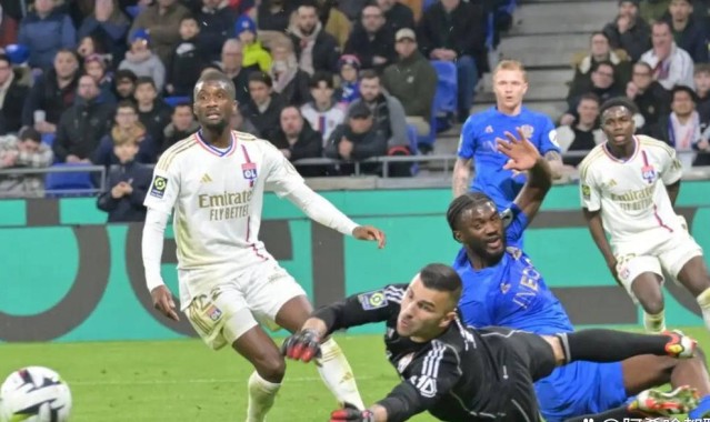 法甲豪门遭降级！里昂含泪抗议，降级欧战成荒谬