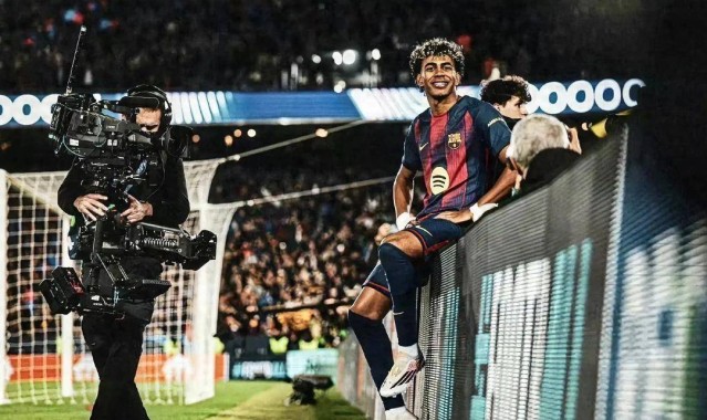 一场7-2！巴萨酿惨案！刷新欧冠最老纪录！不是亚马尔，他才是全场最佳！