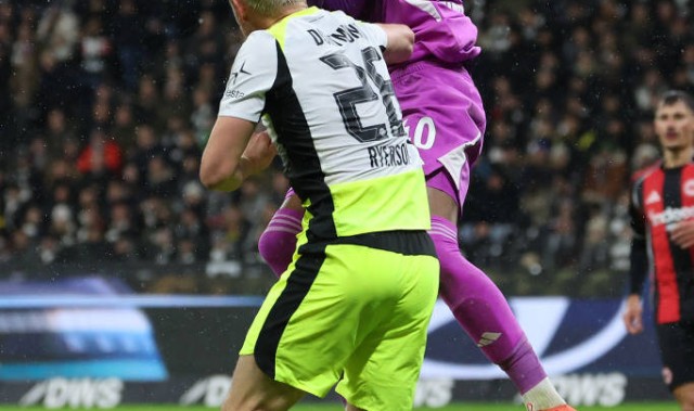 拜仁vs科隆首发：凯恩与金玟哉的对决，德甲战火再燃！