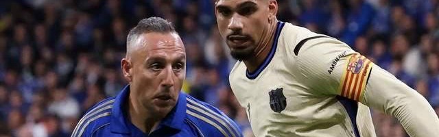 西甲40岁传奇依然踢球：花白头发获3万人致敬，巴萨队员送拥抱